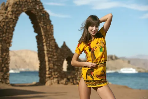 Hairy Woman Spreads Her Pussy on a Beach – photo 1 of 21
