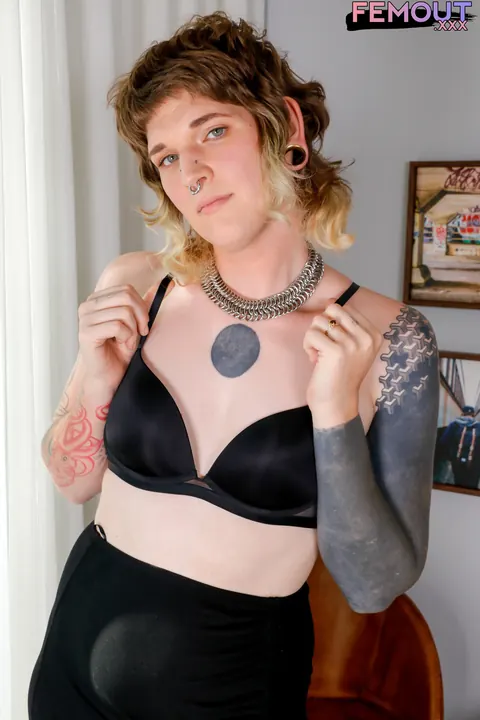 Trans Woman Undresses and Stands Nude to Display Her Figure – photo 5 of 16