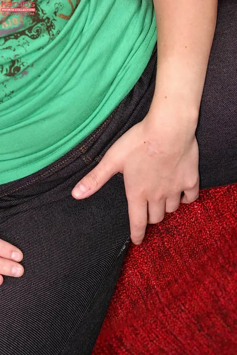 Thick Brunette Peels Down Her Tight Jeans and Shows Her Bare Ass – photo 5 of 16