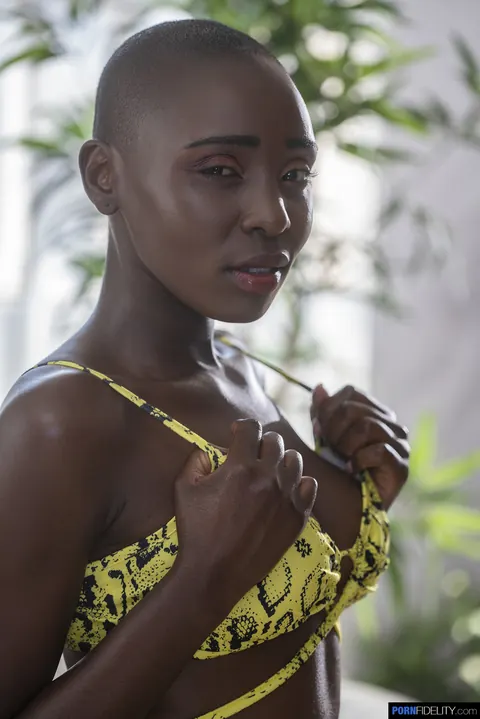 Zaawaadi: Slim Ebony Woman Unveils Shaved Pussy in Group Outdoors – photo 1 of 20