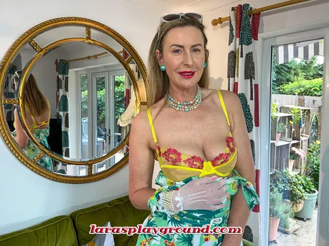 Lara Latex: British MILF in Stockings Spreads Her Hairy Pussy Outdoors – photo 4 of 21
