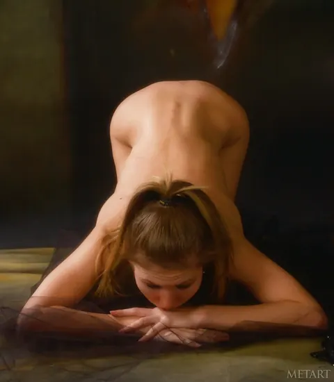 Woman Sheds Her Clothes and Poses Nude Front and Back – photo 21 of 21