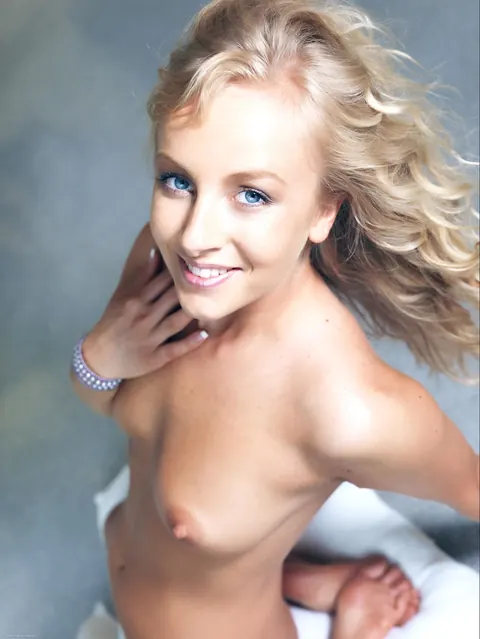 Lucynova: PAWG Blonde Undresses and Spreads Her Legs Wide – photo 9 of 21