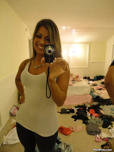 Bella Beyle: Tall Blonde Latina in Glasses Poses Nude for Selfies – photo 4 of 17