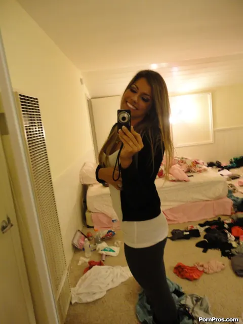 Bella Beyle: Tall Blonde Latina in Glasses Poses Nude for Selfies – photo 2 of 17