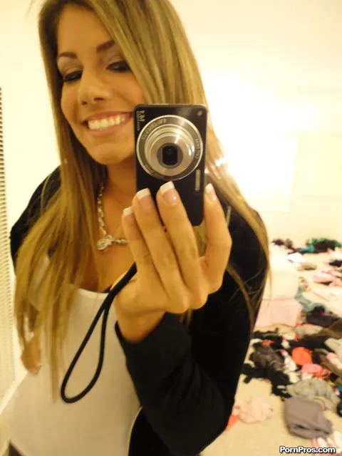 Bella Beyle: Tall Blonde Latina in Glasses Poses Nude for Selfies – photo 3 of 17