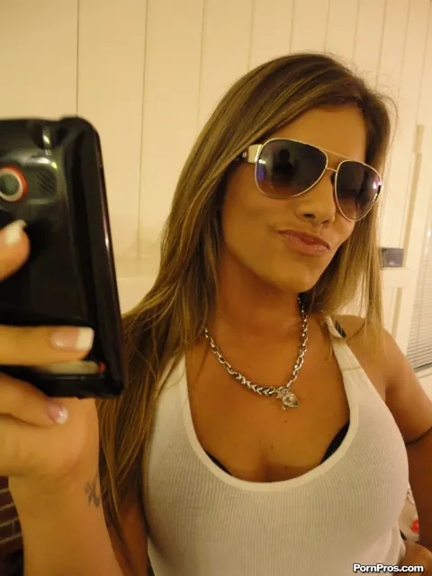 Bella Beyle: Tall Blonde Latina in Glasses Poses Nude for Selfies – photo 8 of 17