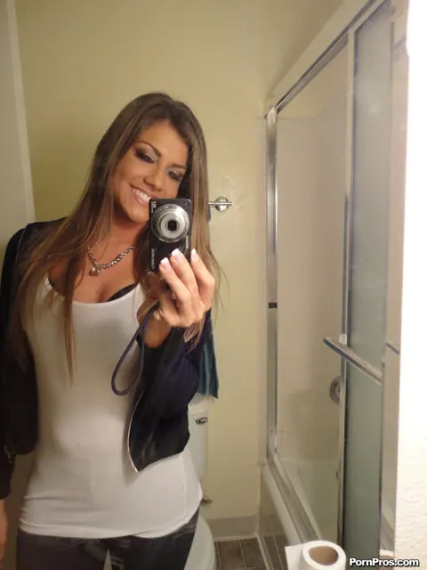 Bella Beyle: Tall Blonde Latina in Glasses Poses Nude for Selfies – photo 1 of 17