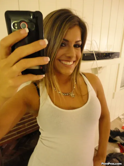 Bella Beyle: Tall Blonde Latina in Glasses Poses Nude for Selfies – photo 6 of 17