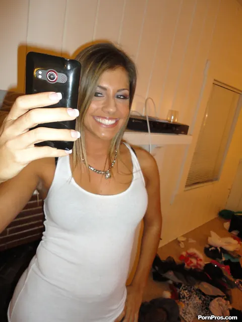 Bella Beyle: Tall Blonde Latina in Glasses Poses Nude for Selfies – photo 5 of 17