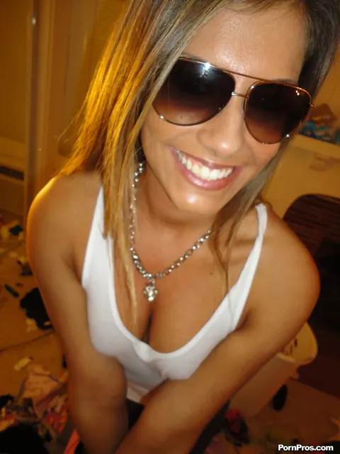 Bella Beyle: Tall Blonde Latina in Glasses Poses Nude for Selfies – photo 17 of 17