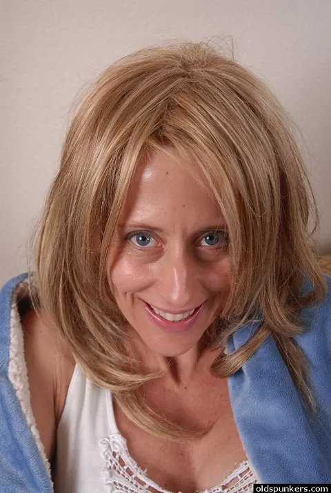 Mature Woman Spreads Her Hairy Pussy – photo 1 of 16