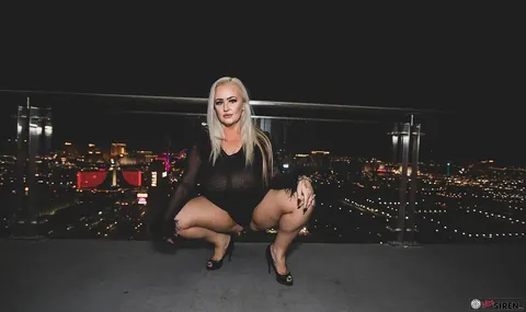 Dee Siren & Kendra Kox: Thick Blonde MILF Has Group Sex in Her Panties – photo 13 of 20
