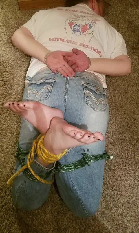 PAWG Tied Up in Jeans Spreads Her Legs and Shows Her Feet – photo 13 of 13