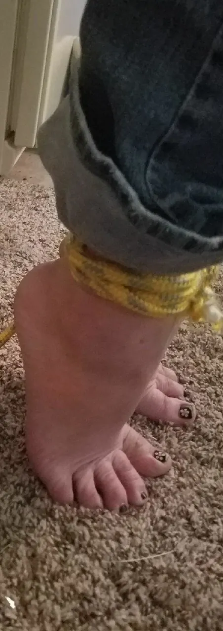 PAWG Tied Up in Jeans Spreads Her Legs and Shows Her Feet – photo 10 of 13