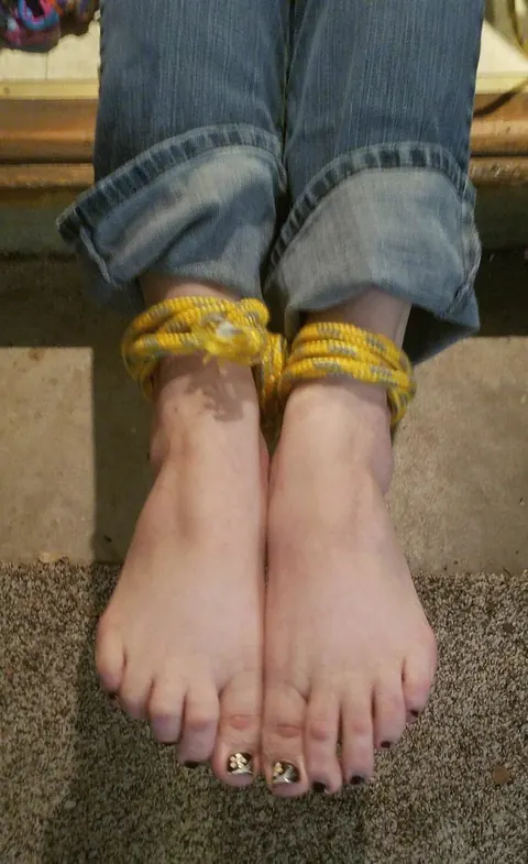 PAWG Tied Up in Jeans Spreads Her Legs and Shows Her Feet – photo 7 of 13