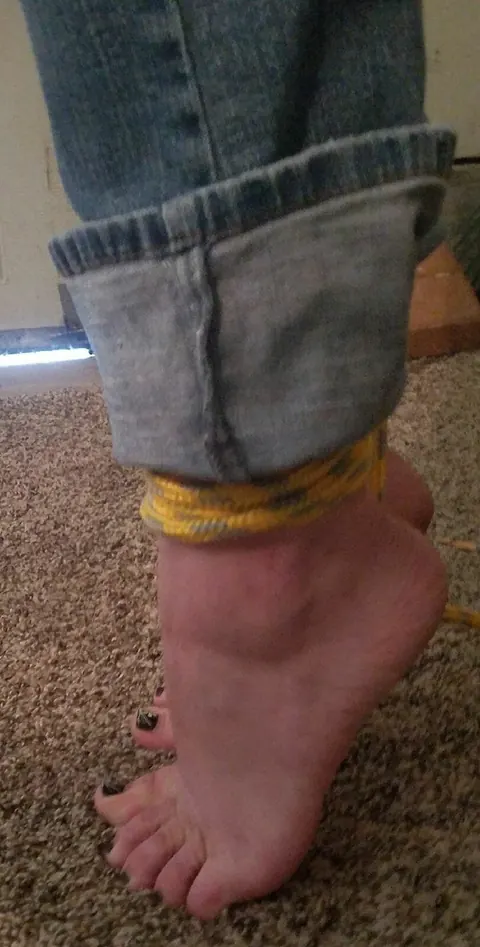 PAWG Tied Up in Jeans Spreads Her Legs and Shows Her Feet – photo 9 of 13