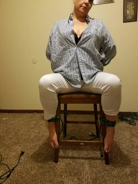 PAWG Tied Up in Jeans Spreads Her Legs and Shows Her Feet – photo 3 of 13