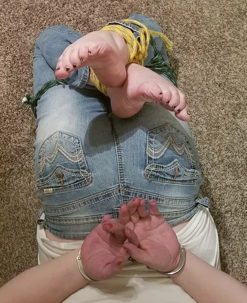 PAWG Tied Up in Jeans Spreads Her Legs and Shows Her Feet – photo 12 of 13