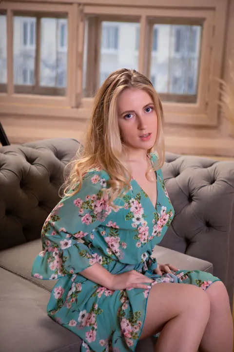 Lily Poison: Blonde PAWG Spreads Her Shaved Pussy on the Sofa – photo 1 of 16