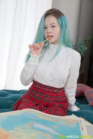 Rebecca Nikson – Petite European Blonde in Socks Takes Anal and a Facial