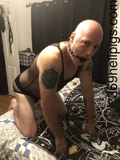Thick Mature Man Poses Nude and Shows His Big Ass – photo 15 of 17