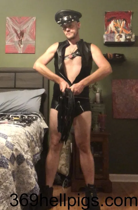 Thick Mature Man Poses Nude and Shows His Big Ass – photo 13 of 17
