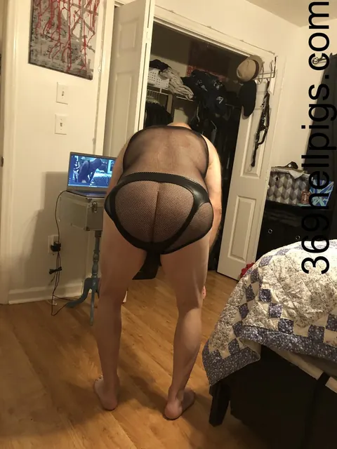 Thick Mature Man Poses Nude and Shows His Big Ass – photo 5 of 17