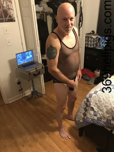 Thick Mature Man Poses Nude and Shows His Big Ass – photo 3 of 17