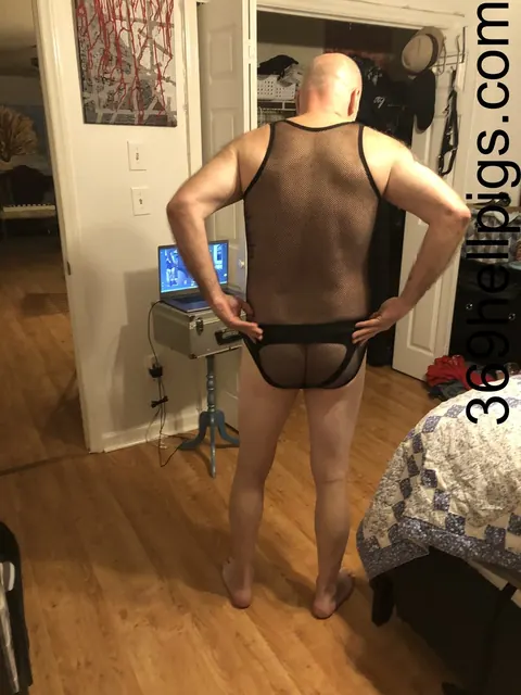Thick Mature Man Poses Nude and Shows His Big Ass – photo 8 of 17