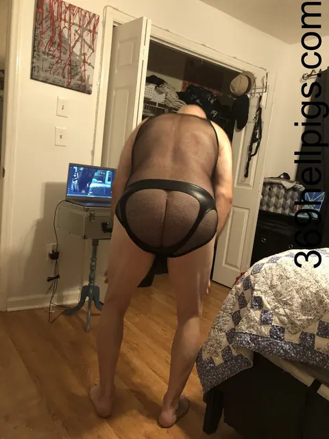 Thick Mature Man Poses Nude and Shows His Big Ass – photo 6 of 17