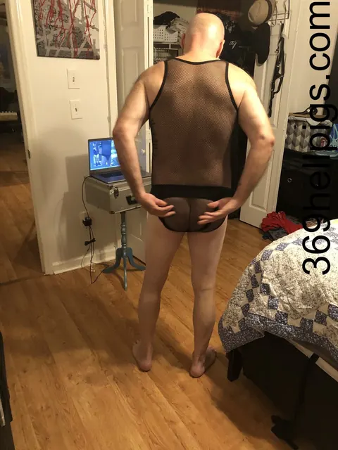 Thick Mature Man Poses Nude and Shows His Big Ass – photo 7 of 17