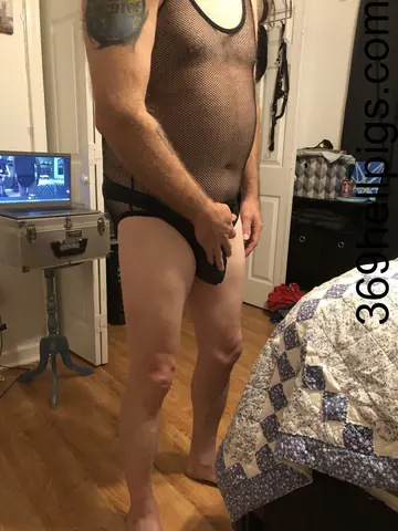 Thick Mature Man Poses Nude and Shows His Big Ass