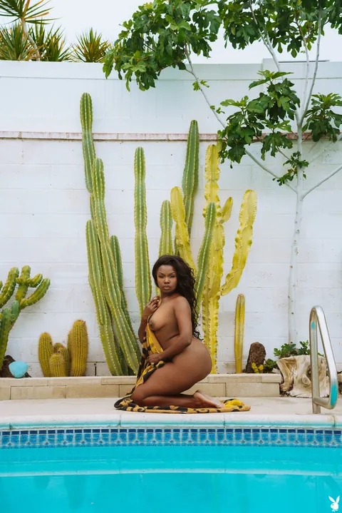 Ebony MILF in a Bikini Poses by the Pool and Flashes Her Pussy – photo 7 of 20