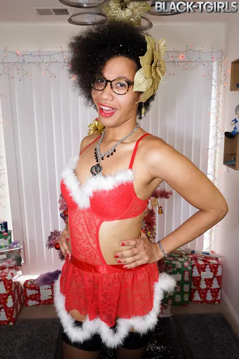Ebony Trans Woman Strips and Shows Cock – photo 3 of 16