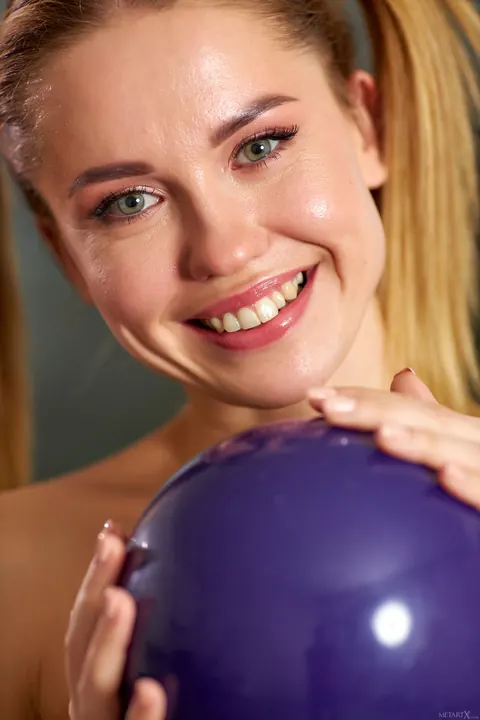 Erika Eden: Blonde Pulls Shorts Aside and Spreads Her Shaved Pussy at the Gym – photo 5 of 21