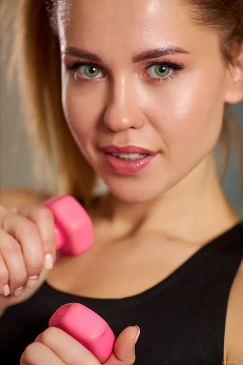 Erika Eden: Blonde Pulls Shorts Aside and Spreads Her Shaved Pussy at the Gym – photo 3 of 21