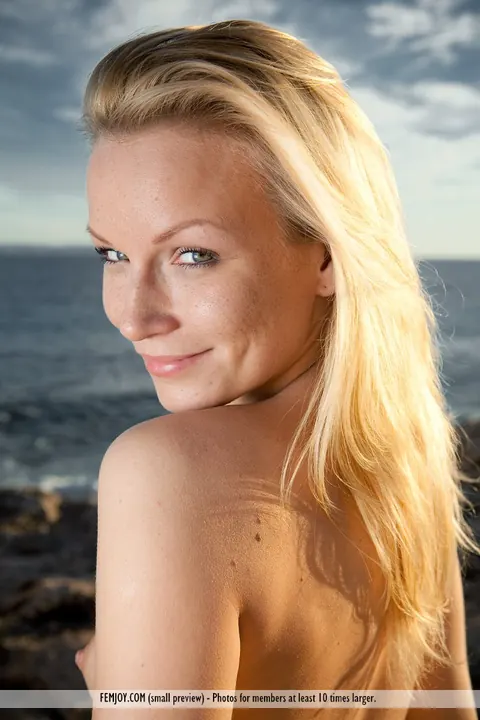 Junia: Blonde Latina with a Shaved Pussy Poses Nude on the Beach – photo 15 of 16