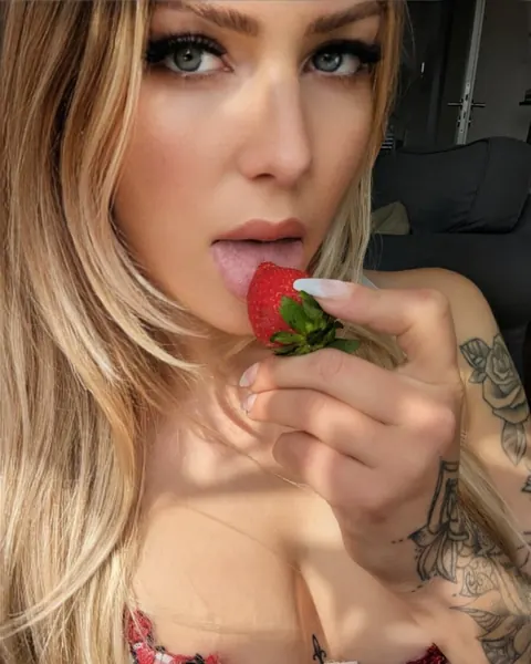Tattooed Woman Poses and Eats Strawberries – photo 3 of 11