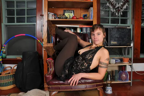 Short-Haired Blonde Shows Her Hairy Pussy in Close Detail – photo 5 of 21