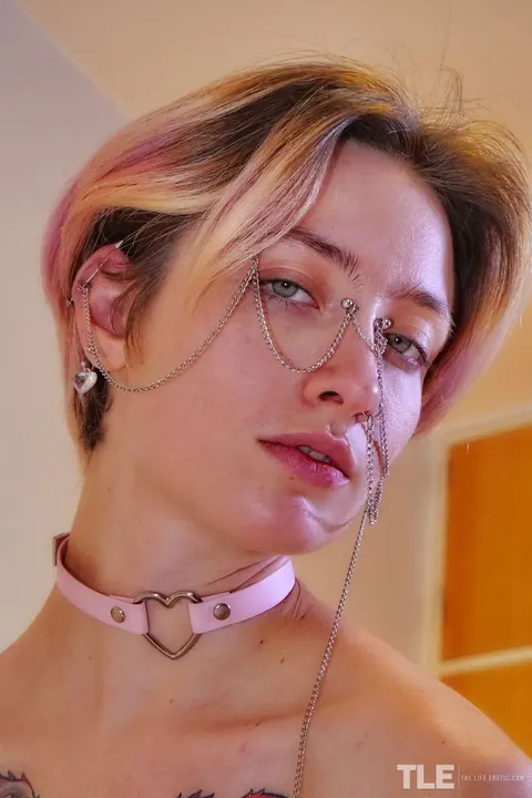 Short-Haired Woman with Tattoos and Piercings Uses a Toy – photo 3 of 16