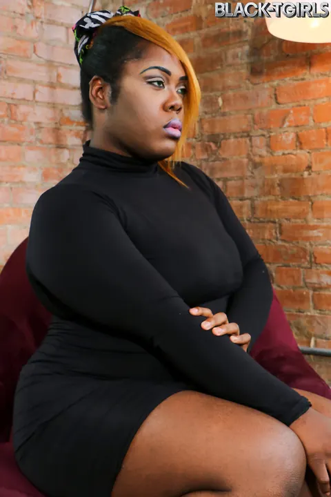 Thick Ebony Trans Woman Strips Nude and Displays Her Body – photo 3 of 16