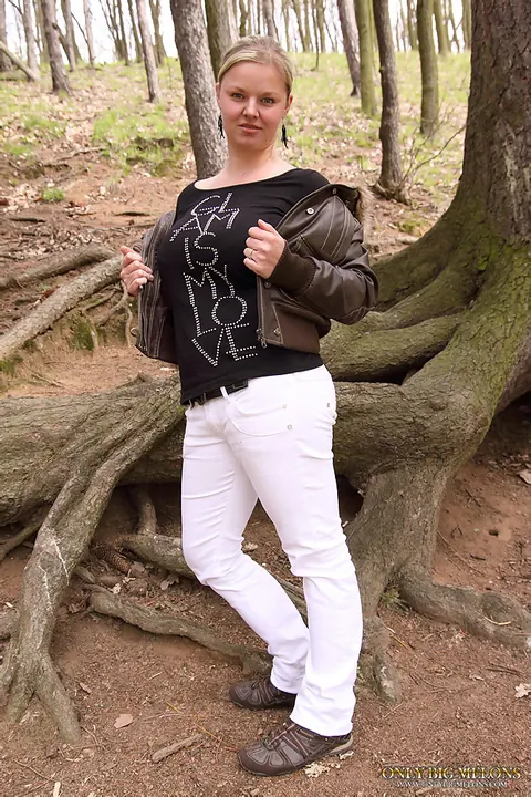 BBW Blonde Unbuttons Her Jeans and Flaunts Her Curves in Woods – photo 3 of 15