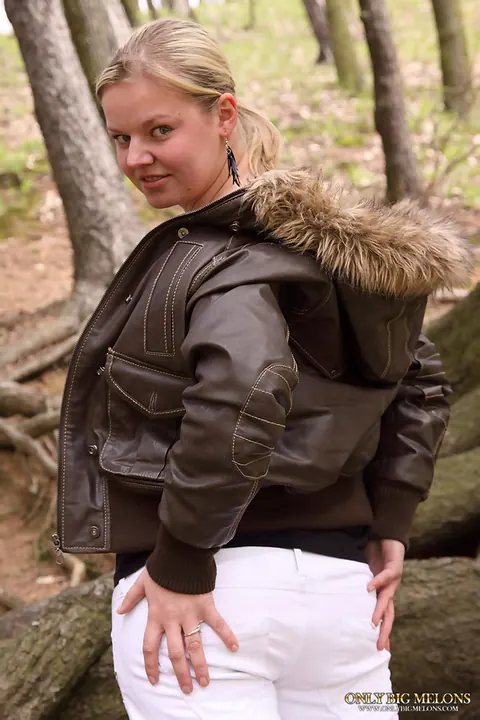 BBW Blonde Unbuttons Her Jeans and Flaunts Her Curves in Woods – photo 4 of 15