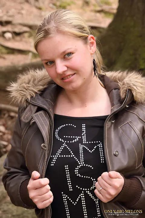 BBW Blonde Unbuttons Her Jeans and Flaunts Her Curves in Woods – photo 2 of 15