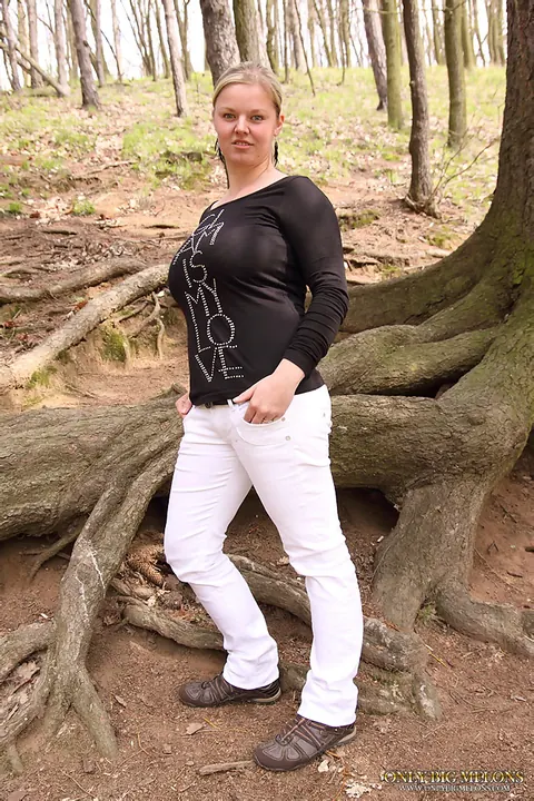 BBW Blonde Unbuttons Her Jeans and Flaunts Her Curves in Woods – photo 5 of 15
