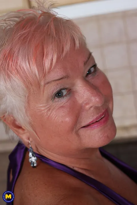 Short-Haired Mature Woman Strips Off Her Panties and Spreads in the Kitchen – photo 3 of 20