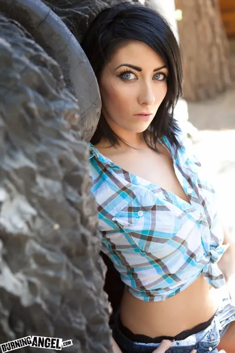 Audrina Lee: Short-Haired Brunette Kneels Outdoors and Fingers Her Pussy – photo 1 of 17