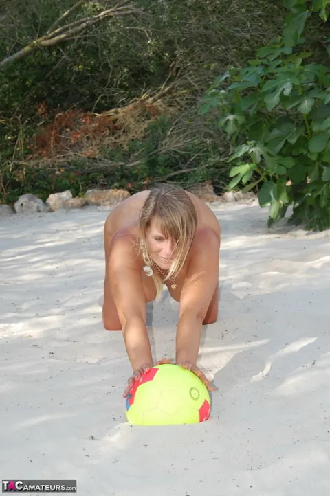 Sweet Susi: European PAWG Poses with Her Big Ass on the Backyard Sand – photo 7 of 20
