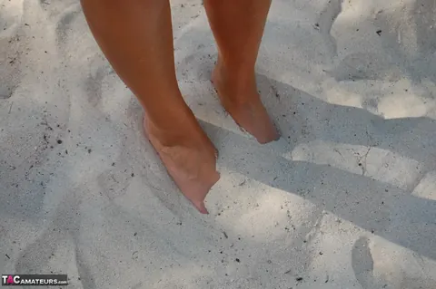 Sweet Susi: European PAWG Poses with Her Big Ass on the Backyard Sand – photo 19 of 20